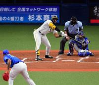 　１回、ロハスは四球を選び先制する（撮影・山口登）