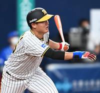 　２回、右前へ安打を放つ西純（撮影・田中太一）