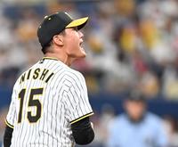 　３回、牧を空振り三振に斬り、雄叫びをあげる西純（撮影・飯室逸平）