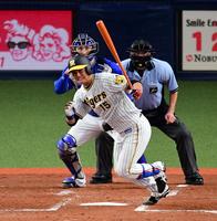 　３回、西純は内野安打を放つ（撮影・山口登）