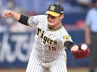 　６回、ソトの打球にグラブを出して止め、アウトにする西純（撮影・田中太一）