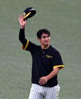 　ヒーローインタビューを終え、ファンの応援に応える西純（撮影・山口登）