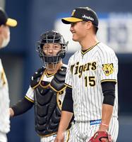 　１回、立ち上がりを無失点に抑え坂本と話しながらベンチへ戻る西純（撮影・田中太一）