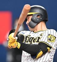 　７回、左前タイムリーを放つ坂本（撮影・飯室逸平）