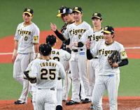 　ＤｅＮＡに勝利し喜ぶ小林（右）ら阪神ナイン（撮影・山口登）