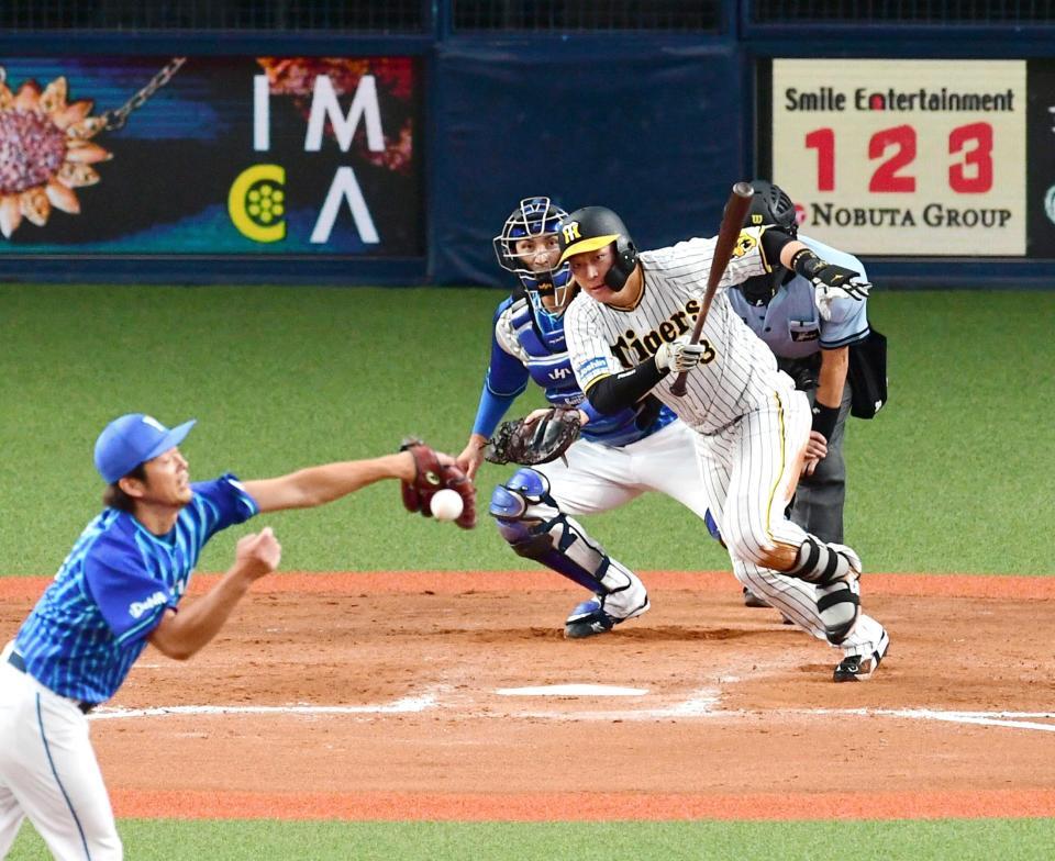 　９回、大山は中前打を放つ（投手・平田、捕手・伊藤）＝撮影・山口登