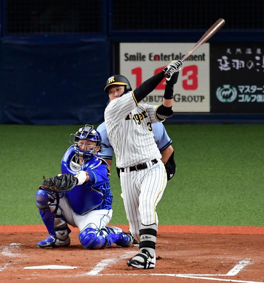 　４回、大山は右前打を放つ（撮影・山口登）