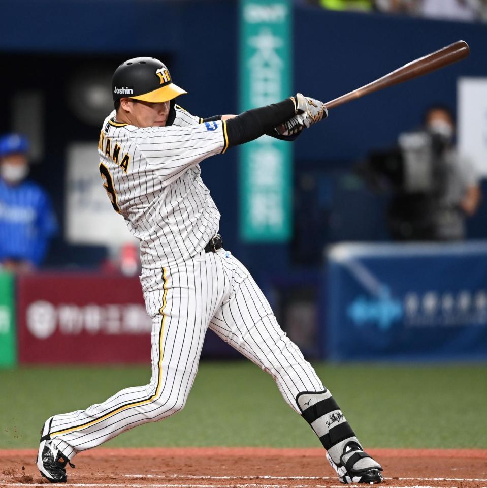 　４回、右前へ安打を放つ大山（撮影・田中太一）