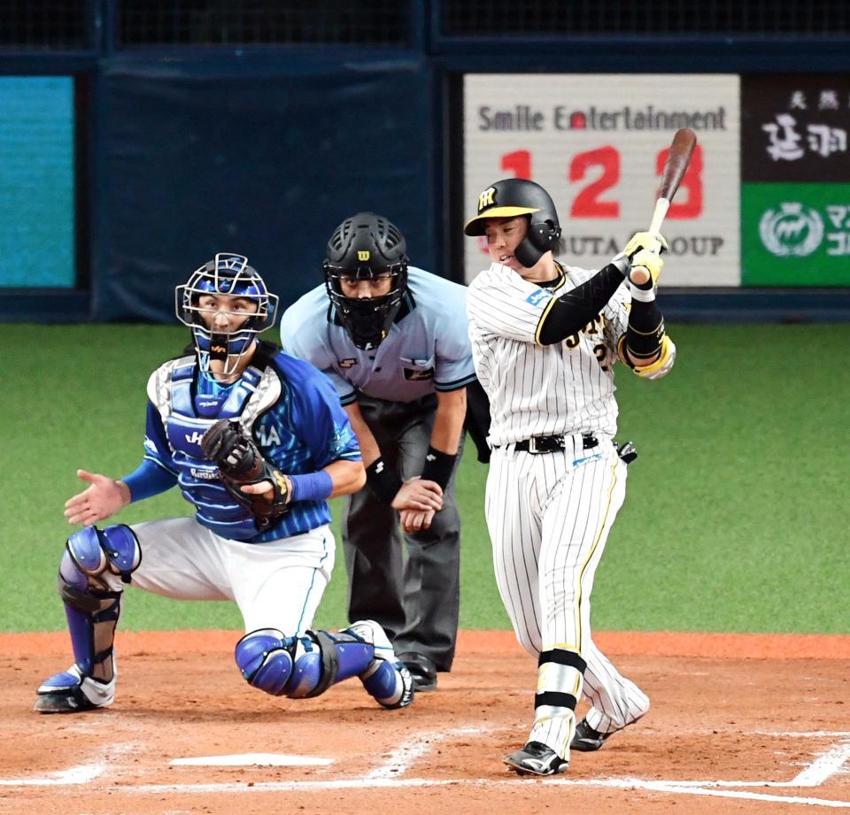 　７回、２死一、三塁で梅野は空振り三振に倒れる（捕手・伊藤）＝撮影・山口登