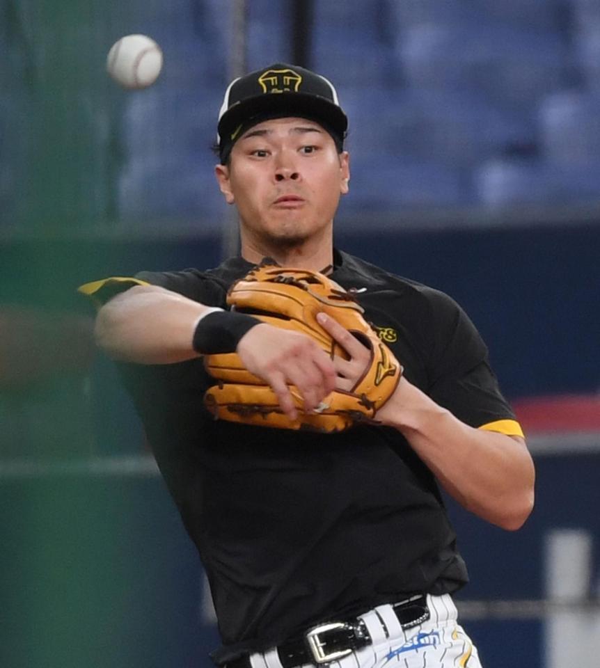 　ノックを受け一塁へ送球する佐藤輝（撮影・田中太一）