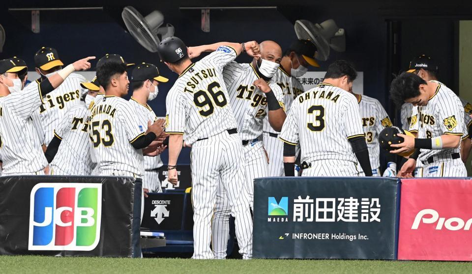 　試合前の円陣でナインを鼓舞するロハス（中央）＝撮影・飯室逸平