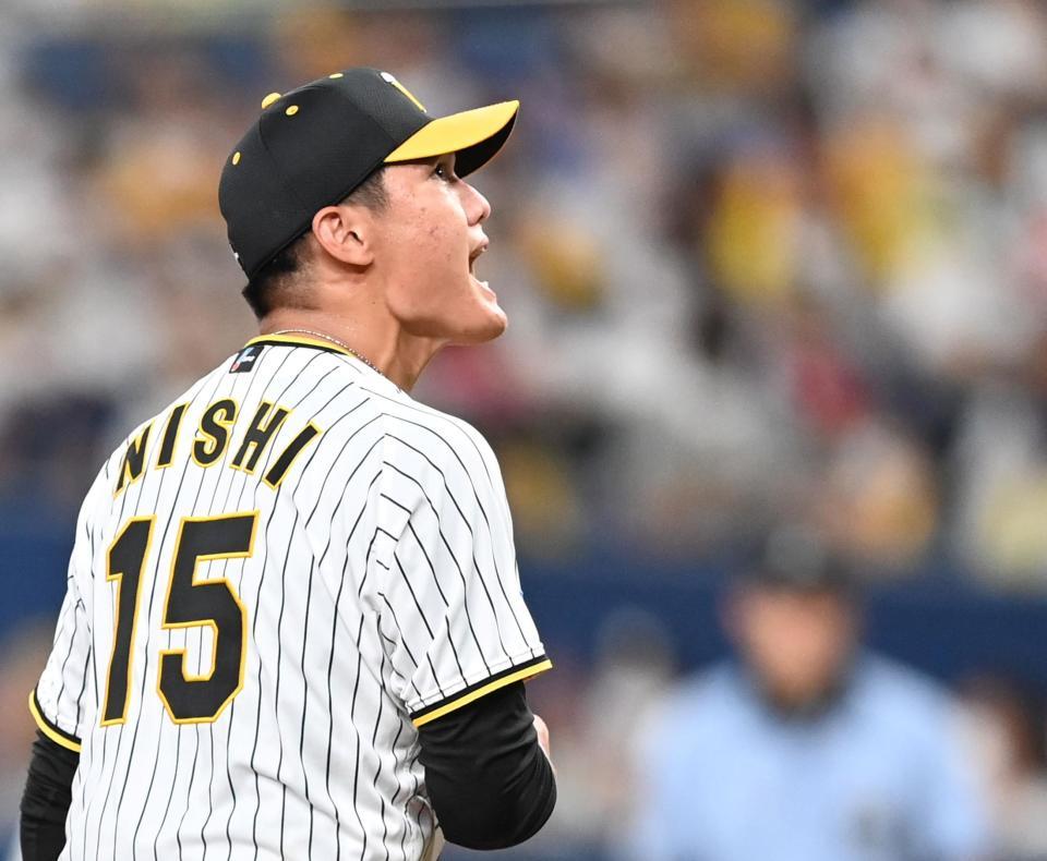 　３回、牧を空振り三振に斬り、雄叫びをあげる西純（撮影・飯室逸平）