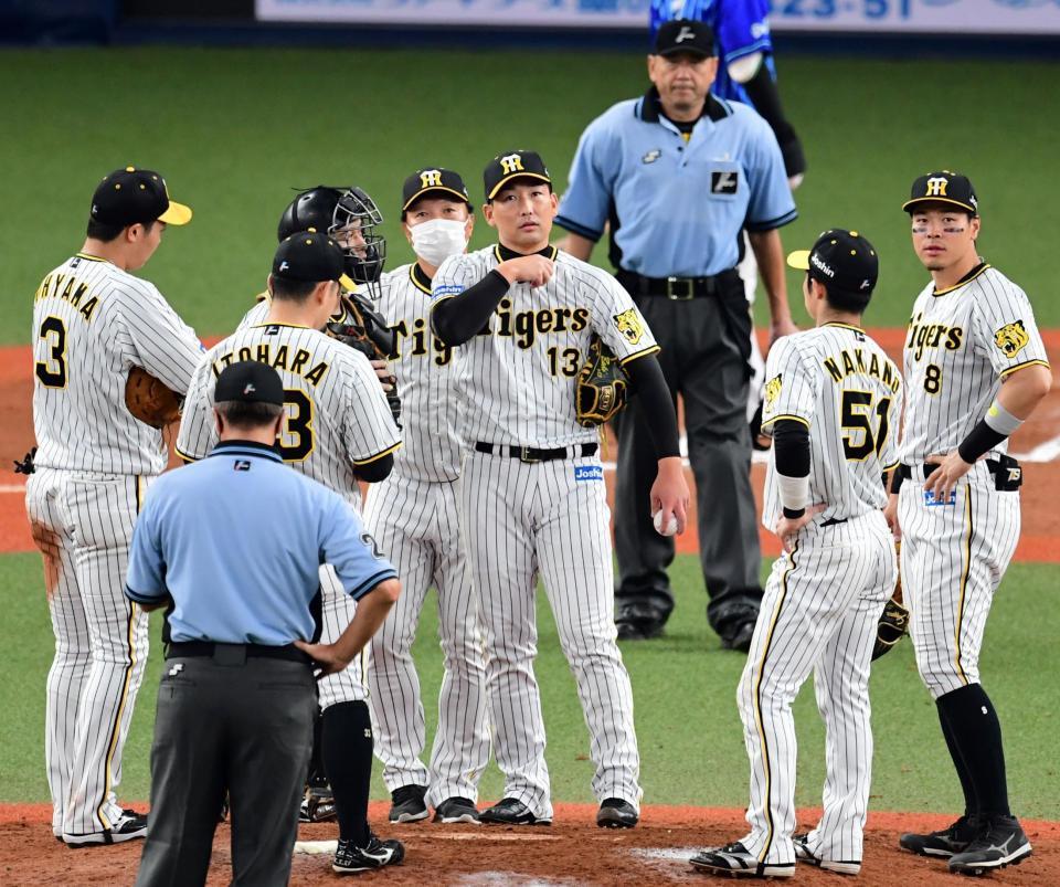 　７回、満塁のピンチを迎え岩崎（中央）らナインはマウンドに集まる（撮影・山口登）