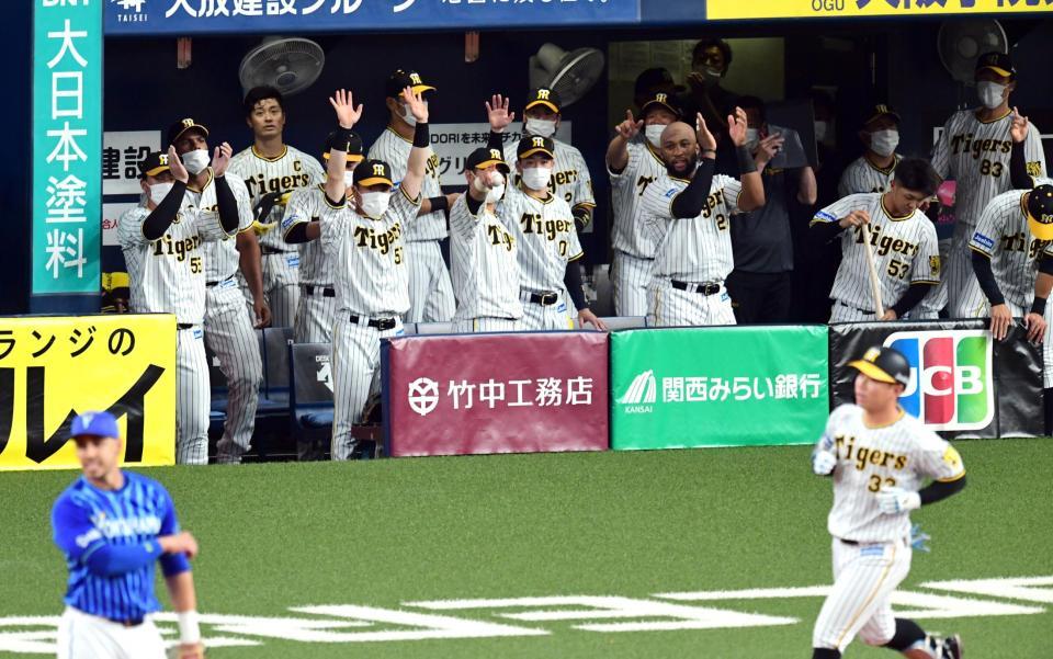 　３回、糸原の適時打に喜ぶ阪神ナイン（撮影・山口登）
