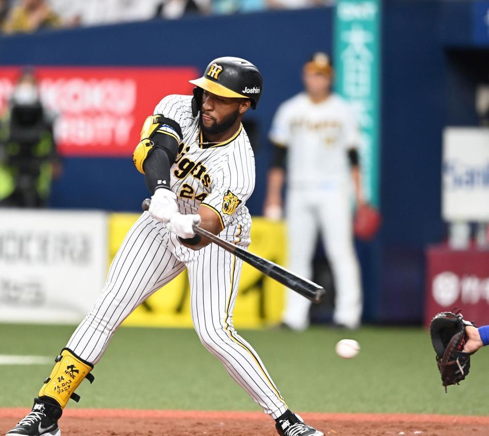 　１回、先制の押し出し四球を選ぶロハス（撮影・飯室逸平）