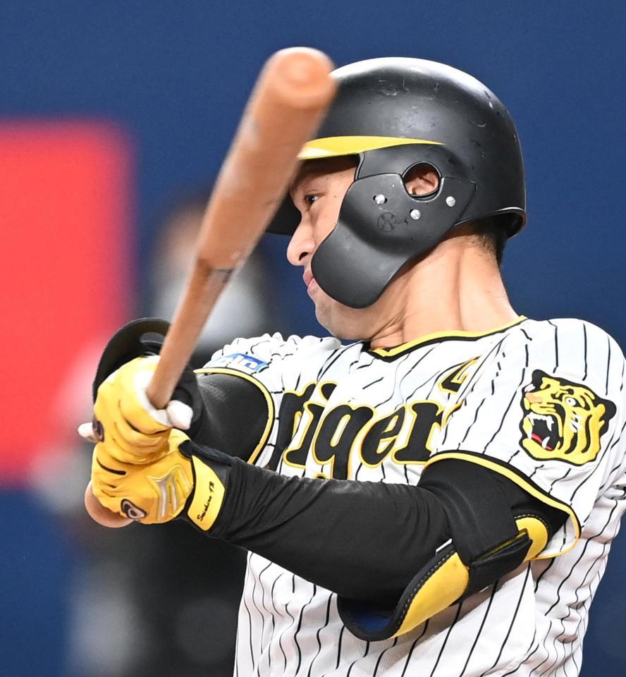 　７回、左前タイムリーを放つ坂本（撮影・飯室逸平）