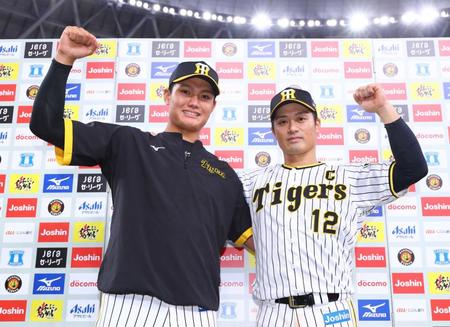 　ヒーローインタビューでガッツポーズを決める西純（左）と坂本（代表撮影）