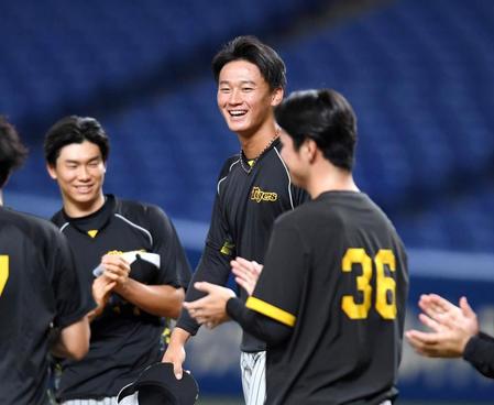 　さあ、１軍のマウンドへ！。チームに合流した森木は、投手陣の前で笑顔で抱負を述べる（撮影・田中太一）