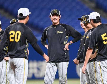 　森木（２０）らと談笑する藤浪（撮影・飯室逸平）