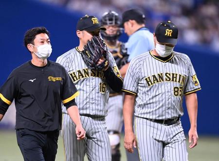 　４回、緊急降板する西勇（撮影・田中太一）