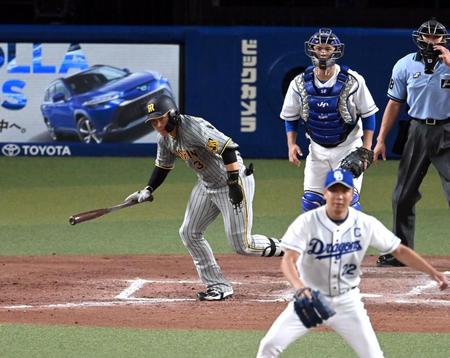 　４回、大山は併殺に倒れる（投手・大野雄、捕手・石橋）＝撮影・山口登