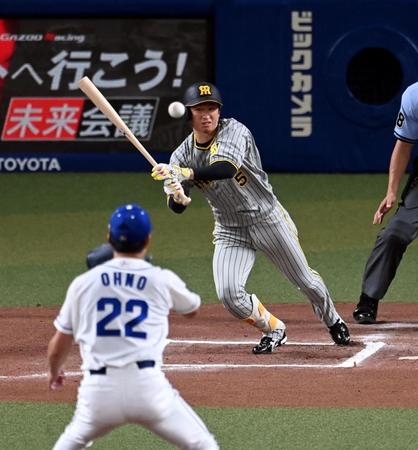 　６回、近本は投ゴロに倒れる（撮影・山口登）