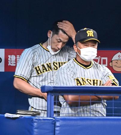 　ベンチで頭を悩ます矢野監督（撮影・飯室逸平）