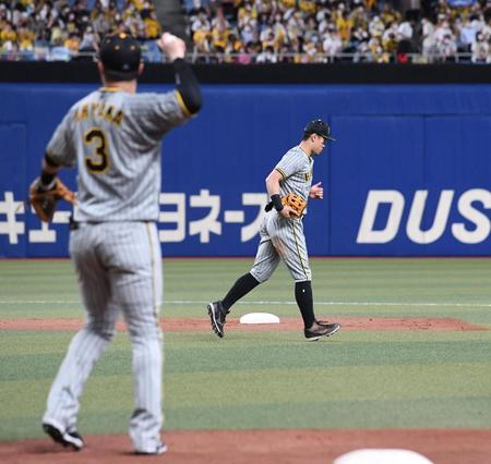 　７回、セカンド守備位置へ向かう佐藤輝（撮影・飯室逸平）