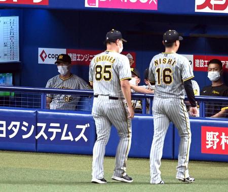 　４回、矢野監督はベンチ戻る西勇を見つめる（撮影・山口登）