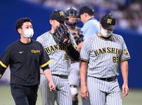 　４回、緊急降板する西勇（撮影・田中太一）
