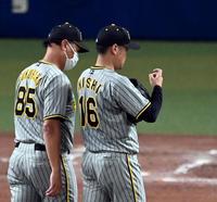 　４回、西勇は指先を気にしベンチに戻る（撮影・山口登）