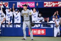　３回、平田に適時打を許しぼう然とする西勇。後方は沸き上がる立浪監督（右）ら中日ベンチ（撮影・田中太一）
