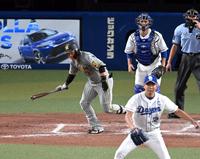 　４回、大山は併殺に倒れる（投手・大野雄、捕手・石橋）＝撮影・山口登