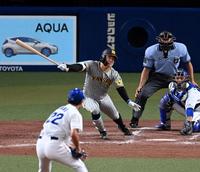 　５回、糸原は左飛に倒れる（撮影・山口登）