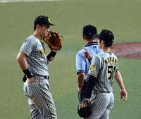 　７回、佐藤輝はセカンドの守備に就き、中野に声を掛ける（撮影・山口登）