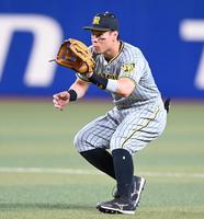 　７回、溝脇の二ゴロさばく佐藤輝（撮影・飯室逸平）