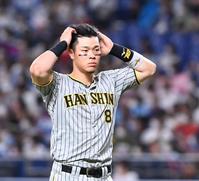 　７回、凡打に倒れ頭を抱える佐藤輝（撮影・田中太一）