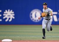 　７回、二塁の守備に入る佐藤輝は石橋の遊ゴロでベースカバーに走る（撮影・田中太一）