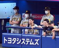 　劣勢の試合展開に矢野監督（左）はベンチで腕組みしグラウンドを見つめる（撮影・山口登）