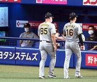 　４回、矢野監督はベンチ戻る西勇を見つめる（撮影・山口登）