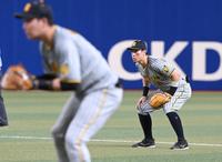 　セカンドの守備につく佐藤輝（撮影・飯室逸平）