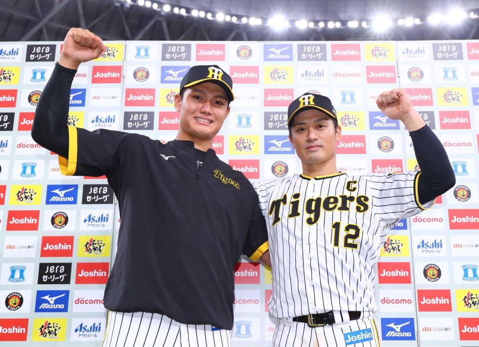 　ヒーローインタビューでガッツポーズを決める西純（左）と坂本（代表撮影）