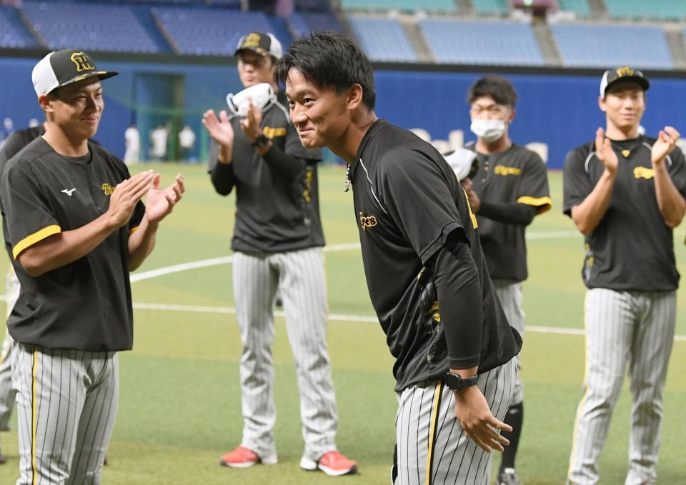 １軍に合流し、あいさつする森木（撮影・田中太一）