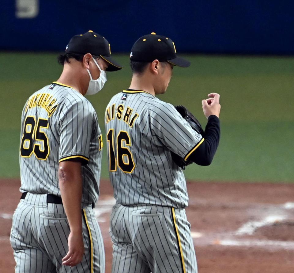 　４回、西勇は指先を気にしベンチに戻る（撮影・山口登）