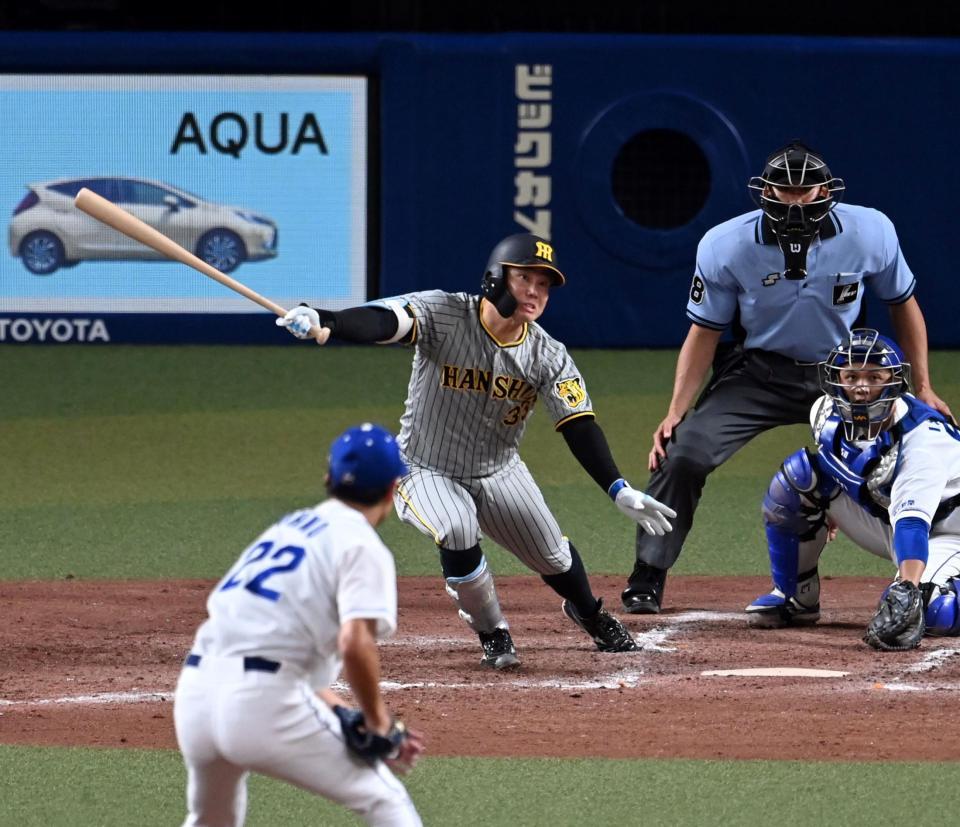 　５回、糸原は左飛に倒れる（撮影・山口登）