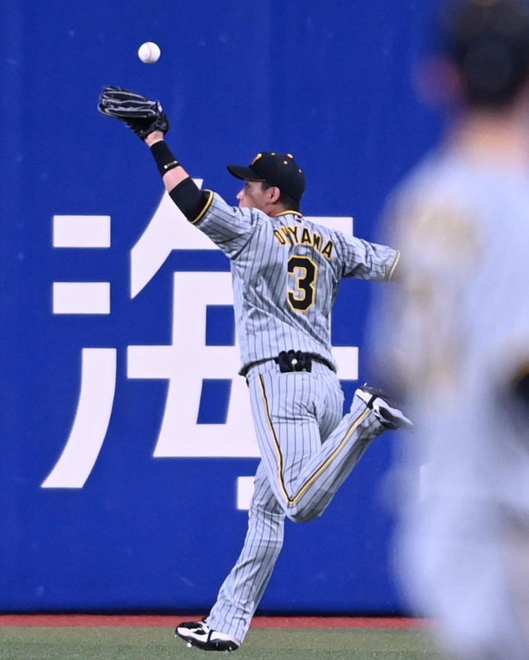 　１回、岡林の打球をはじく大山（撮影・田中太一）