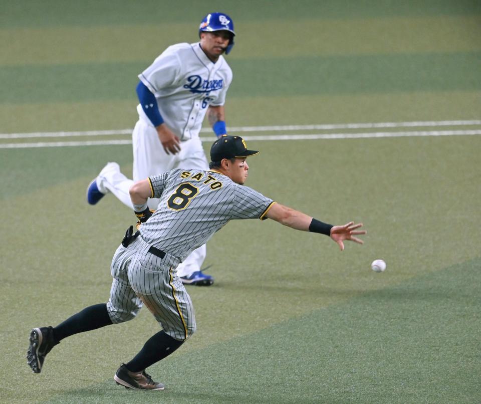 　７回、溝脇の打球を捕球し遊撃手・中野へバックトスする二塁手・佐藤輝
