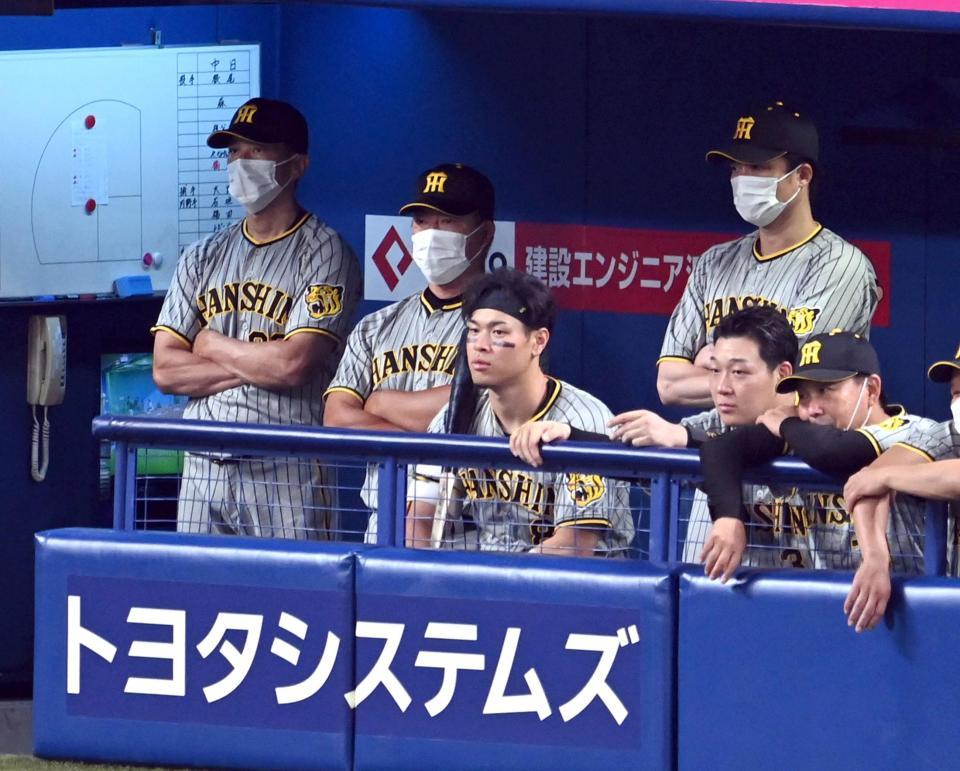 　劣勢の試合展開に矢野監督（左）はベンチで腕組みしグラウンドを見つめる（撮影・山口登）