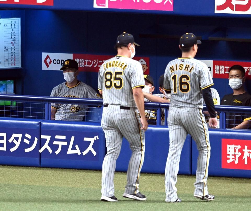 　４回、矢野監督はベンチ戻る西勇を見つめる（撮影・山口登）