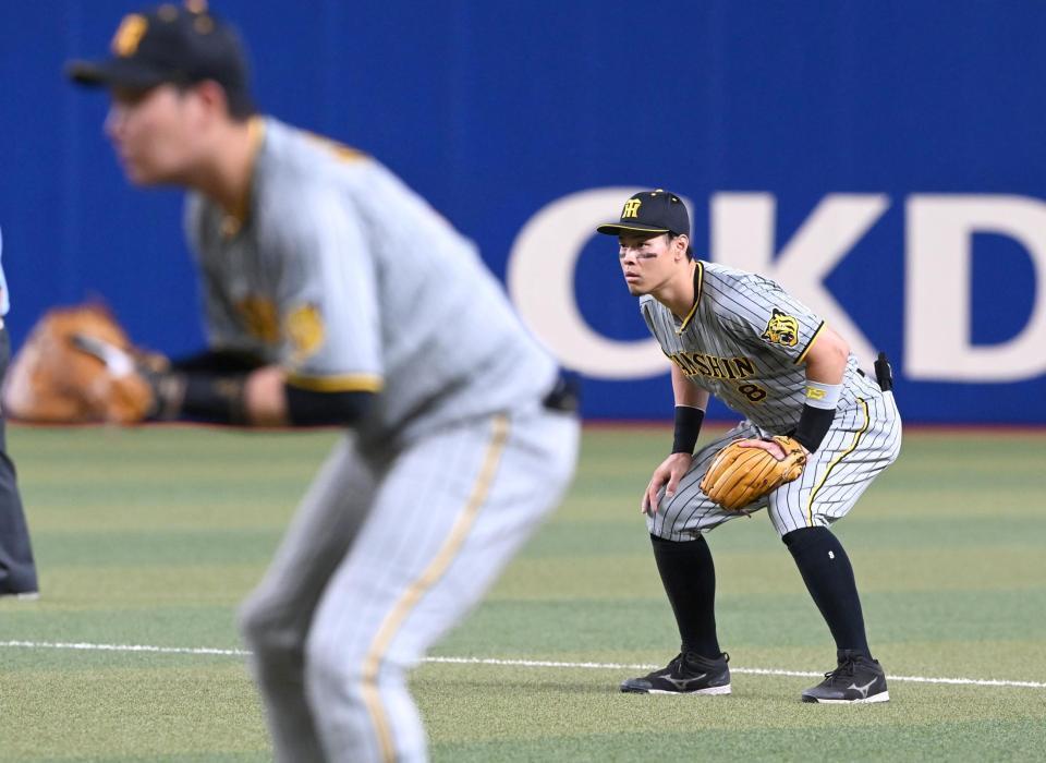　セカンドの守備につく佐藤輝（撮影・飯室逸平）